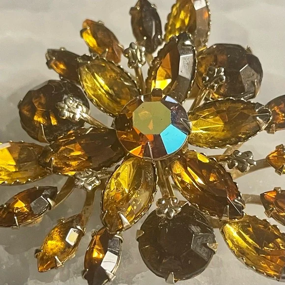 ☀️SOLD☀️ Beau Vintage Floral Brooch with Amber and Brown AB Stones Unsigned - Picture 5 of 5